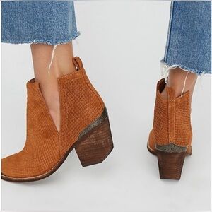 Jeffrey Campbell Western Boot Shoes in Brown/Tan
